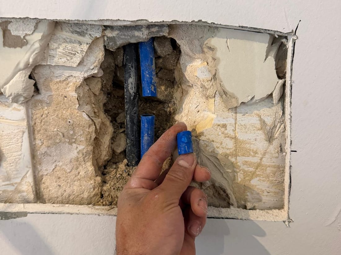 אחרי — צינור מים מתוקן עם חיבור חדש ואטום