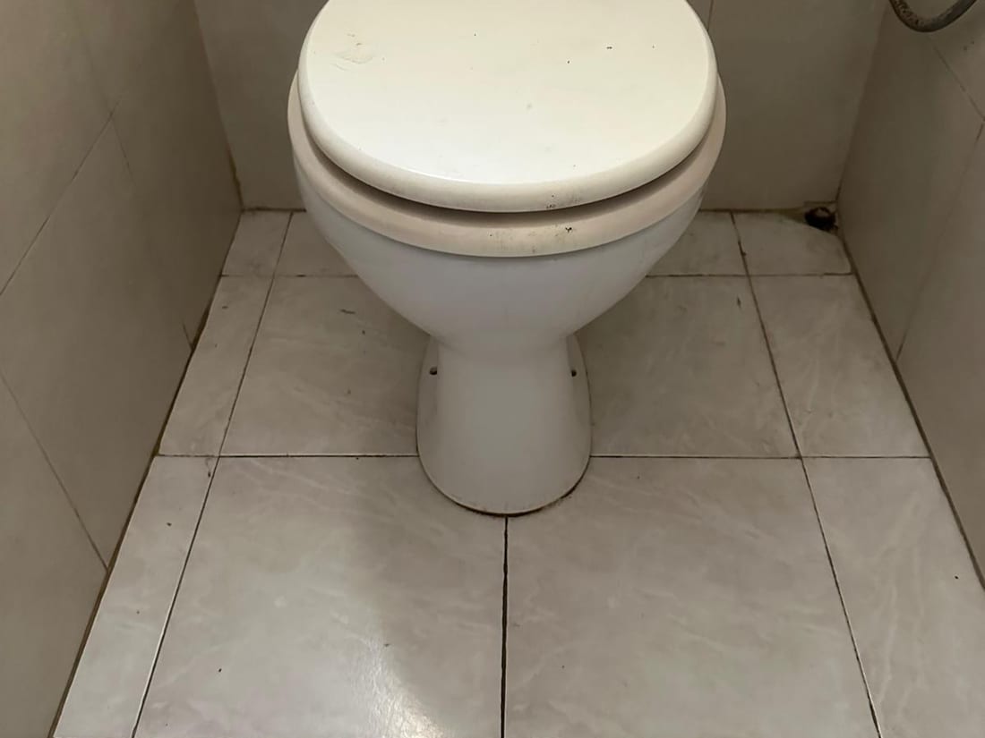 אחרי — אסלה עם איטום סיליקון חדש ונקי