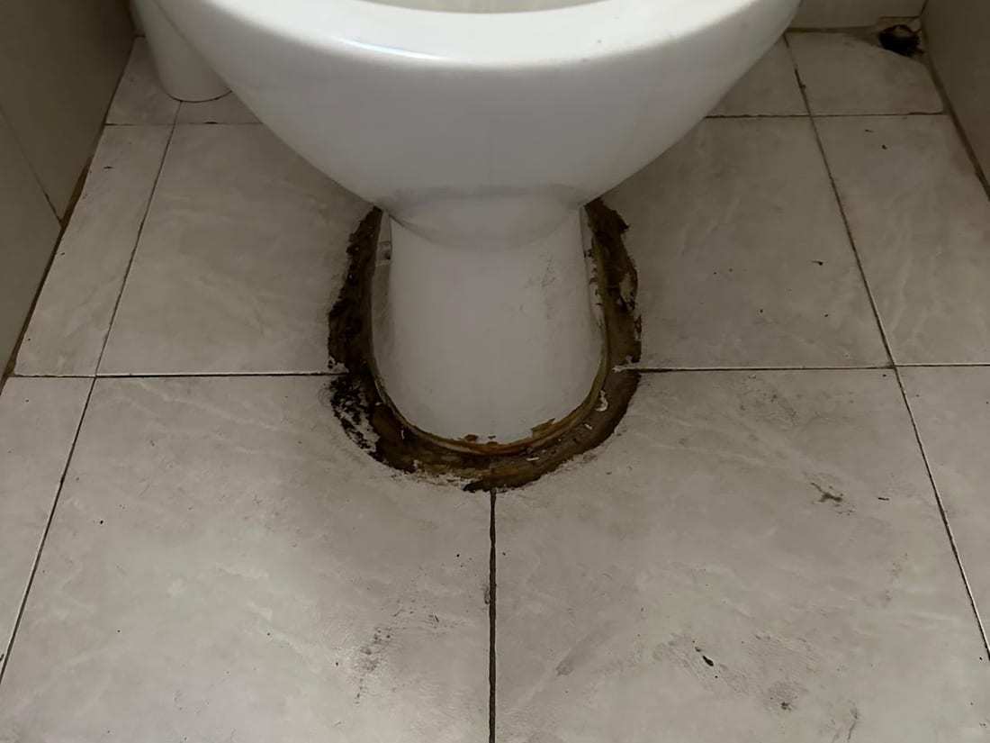 לפני — סיליקון ישן ומלוכלך סביב האסלה