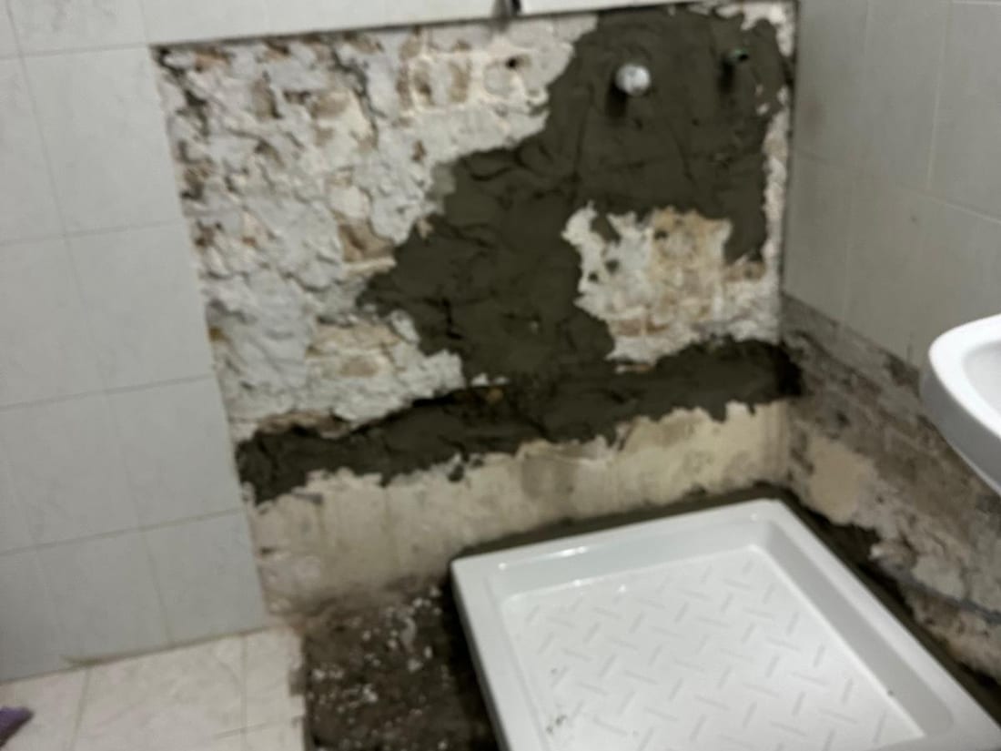 לפני — חדר רחצה בפירוק לפני שיפוץ